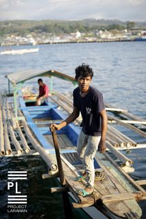 Boatman. Ferrying passengers to Malamawi Beach. - 